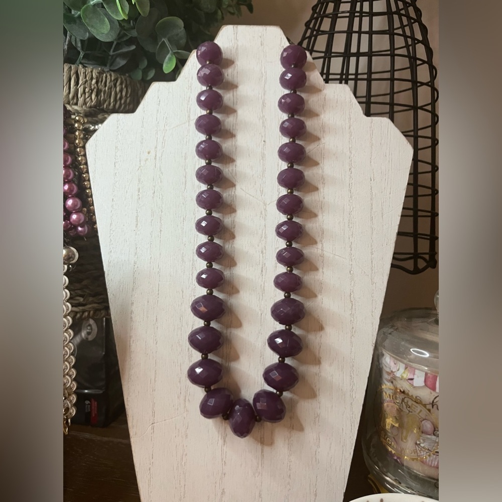 π€ vintage inspired plum colored bead necklace - Picture 2 of 3